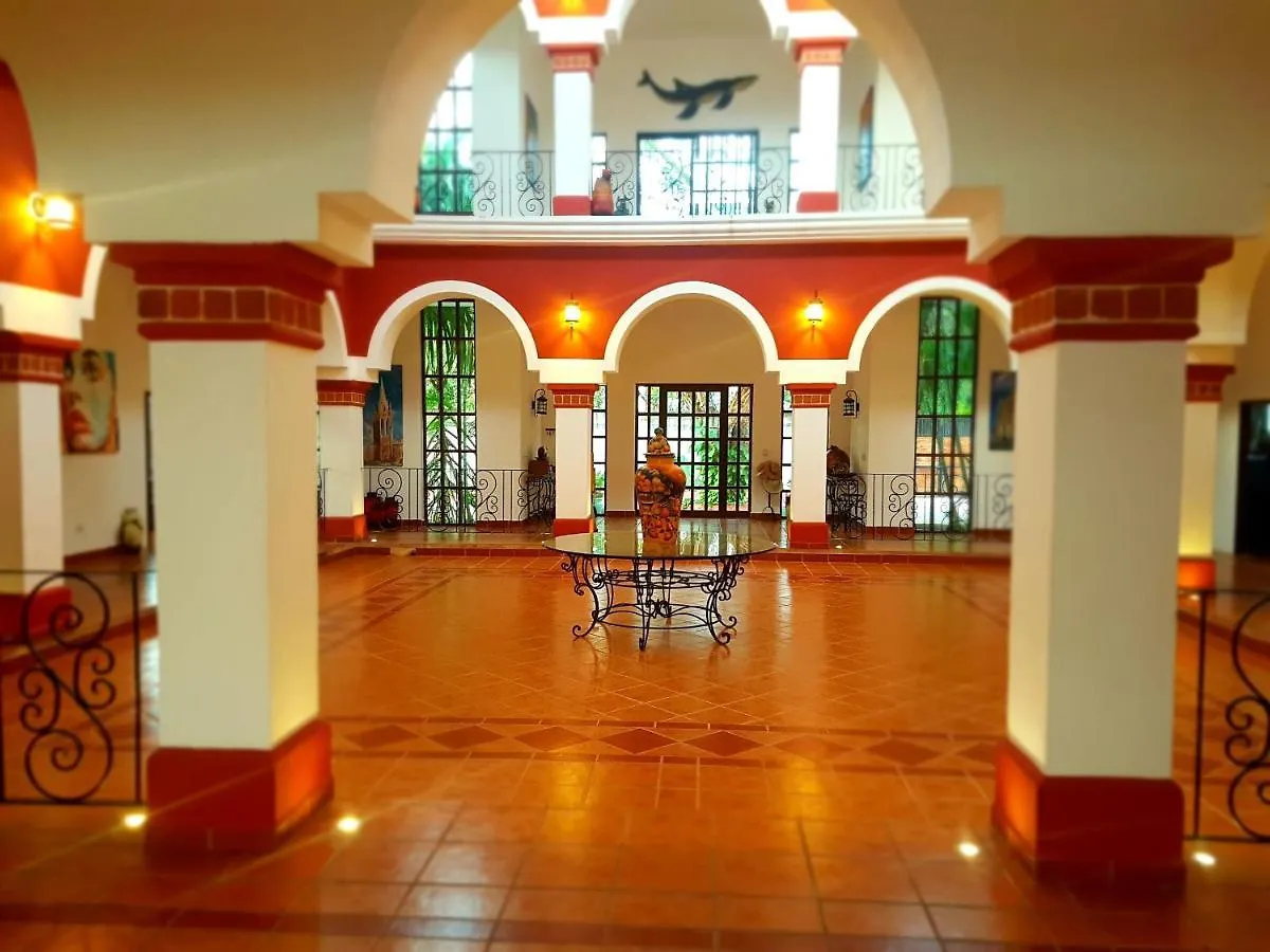 Hacienda Los Alamos Bed & Breakfast 칸쿤